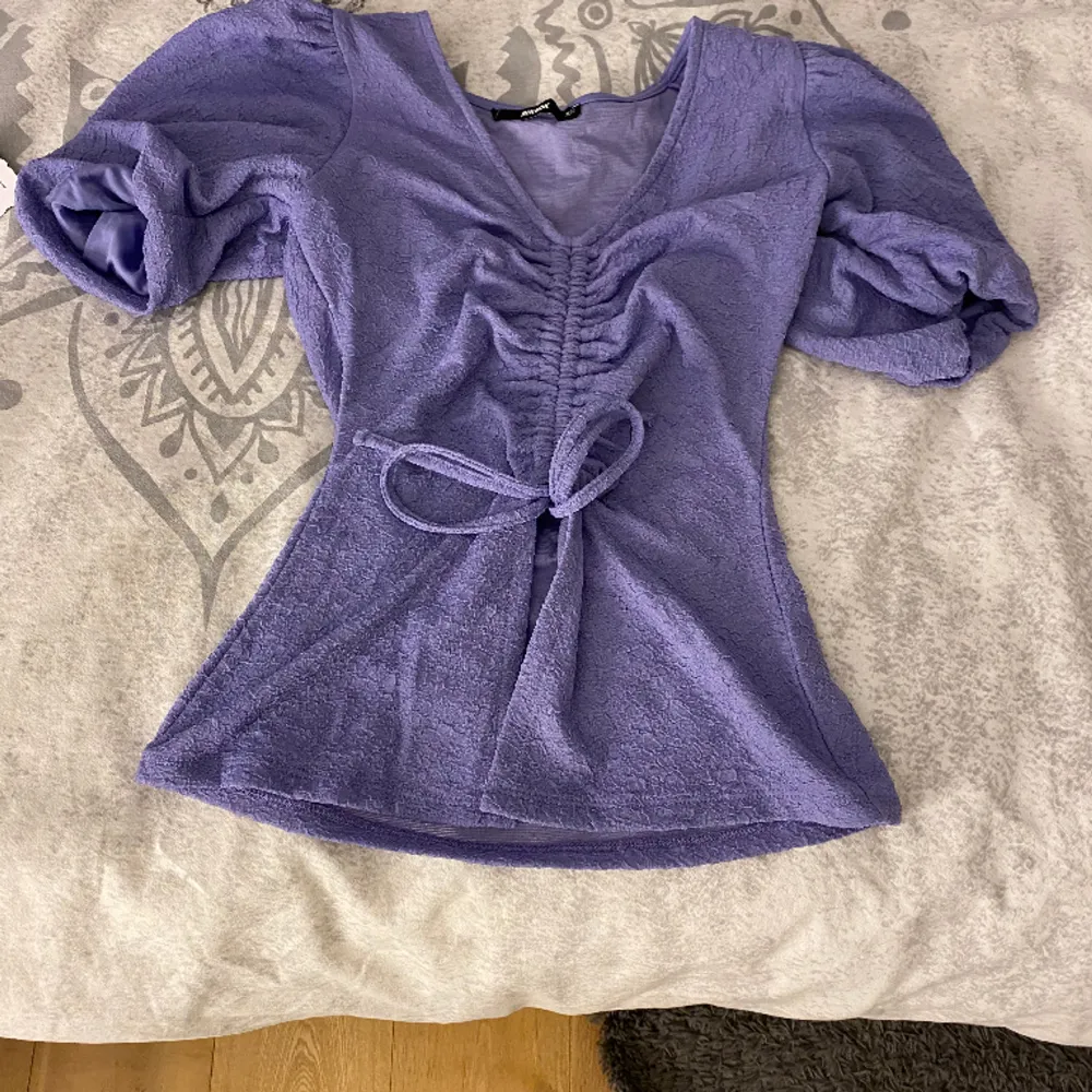 Denna lila topp/blus från bikbok säljer jag pga att den inte kom mycket till användning men den är super fin och skön! Använd 2 gånger . Puserot.