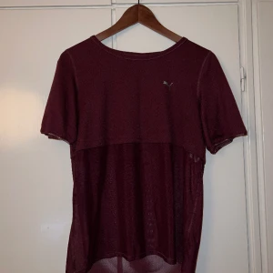 Adidas topp - Träningströja, storlek M, i gott skick, liten skada i tyget, 30kr