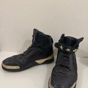 Givenchy Tyson High 44 - Original, well used, need some love and care. Missing one pair or link. Size 44, calf leather. Original price 800EUR