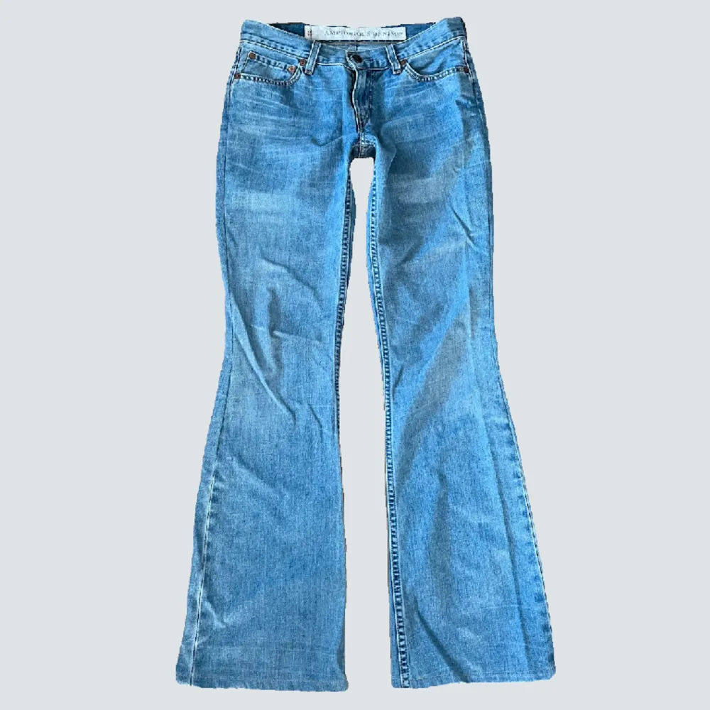 Ljusblå lågmidjade levis jeans! I bra skick:) Midja: 39 cm rakt över Innersöm: 80cm Yttersöm: 102cm. Jeans & Byxor.