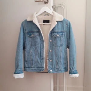 fodrad jeansjacka - en fodrad jeansjacka från bikboks gamla kollektion - mycket sparsamt använd dvs fint skick 💌 den är varm!