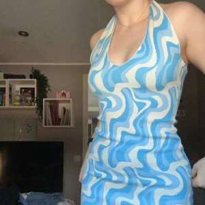 Sommarklänning  - Strand/ sommarklänning från Ginatricot. Storlek S, aldrig använd. Nypris 300kr Mitt pris 150kr