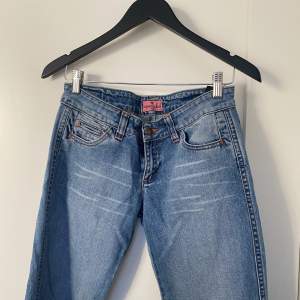 Lågmidjade raka/vida jeans 💕 bra skick, supersnygga med snygga detaljer. Midja 38cm tvärs över, 20 cm i livhöjd och ca 75 cm i innerbenslängd.