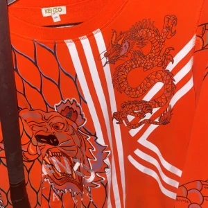 Kenzo Crewneck - Kenzo Crewneck Sparsamt använd Skick 8/10 Storlek 14/XS Vanlig fit Finns i Skurup Kan fraktas över hela landet