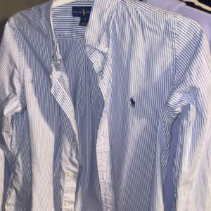 Raffe Skjorta Knappt använd Skick 9/10 Storlek 18/XS Oversized fit Finns i Skurup Kan fraktas över hela landet