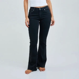 svarta lågmidjade jeans - Säljer dessa snygga lågmidjade jeans ifrån Bikbok i modellen Low Flare 980 Jeans. De är i storleken S/31 och är tyvärr för korta för mig som är 166. Utöver det så är de verkligen super fina och sköna!💗