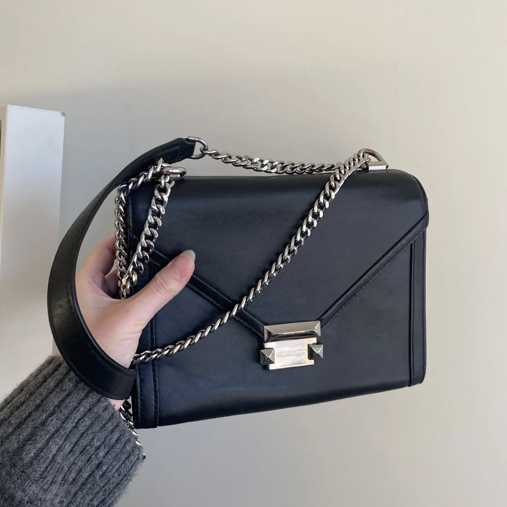 jättefin Michael Kors väska köpt 2019! Väl använd och spännet är aningen repigt men annars i bra skick 😍 nypris är 3200kr och har köpbevis! Pris kan diskuteras 💓. Väskor.