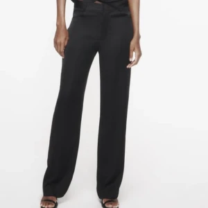 Satin byxor - Säljer dessa satin byxor från zara perfekt i längden för mig som är 1,68 cm lång. Frakt ingår i priset! Skriv PM för bilder på!❤️