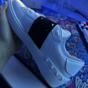 Valentino - ⬜Säljer ett par äkta valentino rockstud skor i storlek 42, dom är riktigt bekväma och stilrena och perfekta skor nu till vår och sommar, äktihetsbevis finns såsom kvitto och box osv, har ni några funderingar hör gärna av dig. skick 9,5/10⬛