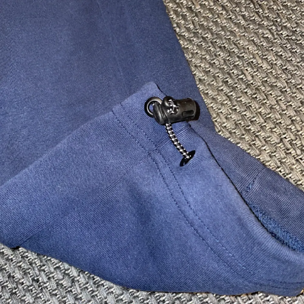 Nike tech byxor mörkblåa kanske ser jusa ute för jag tar med blixt men är mörkblå köpta för 2 månader sedan och är nästan i ny skick köpte dom för 1200.. Jeans & Byxor.