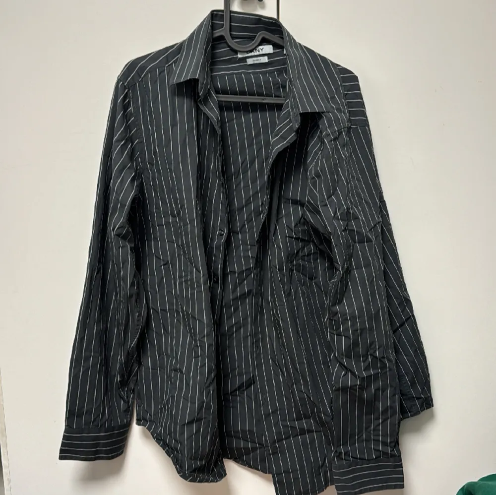Vintage DKNY Skjorta Storlek 34/35 vilket motsvarar M eller L passar mig som är Medium. Säljs för 450 men pris kan diskuteras.. Skjortor.