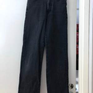 Riktigt bekväma jeans i modellen Hanna som har använts flitigt, men de är inte slitna bara lite urtvättade.