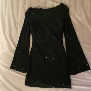 Grön Parthea Klänning - Superfin mörkgrön klänning från parthea. Som är glittrig, vida armar och öppen rygg. Endast använd en gång och är som ny❤️