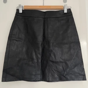 Skinnkjol Ginatricot - Skinnkjol från Ginatricot med dragkedja