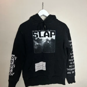 Italiensk designer hoodie - Italiensk designer hoodie gjort i Italien. Köptes på en designer butik i Helsingborg för ungefär 1300 kr. 