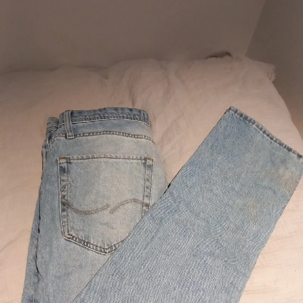 Tja säljer ett par ja k and jones jeans som är riktigt populära Bra skick inga defekter Storlek 29/32 . Jeans & Byxor.
