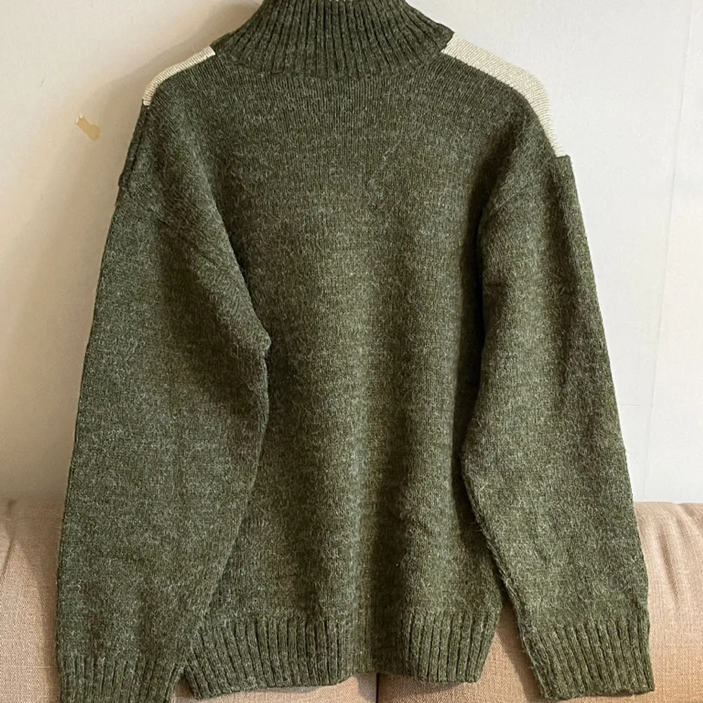 Snygg quarter zip tjocktröja i ull. . Neuletakit & Villapaidat.