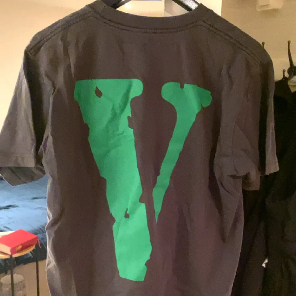 Svart/ grön  Köpt på plugmeplease Köpt för 900kr. T-shirts.