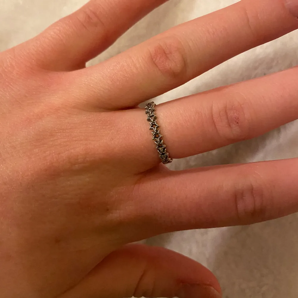 Jättefin ring från Pandora som jag aldrig använt, fick i present men det är inte riktigt min stil så säljer nu🤍 Det står inte storleken men skulle säga att den är ganska liten. Skickar med originallådan och allt 💍. Accessoarer.