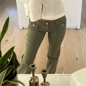 Populära cargobyxor - Säljer dessa jättepopulära och helt slutsålda cargobyxorna. Två jättesöta framfickor, mycket bra skick!! Vääldigt strechiga, midjemåttet är 34 men passar mig perfekt som har 42 i midjemått!! (jag är på sista bilden) Endast använda 1-2 gånger🩷🩷🩷