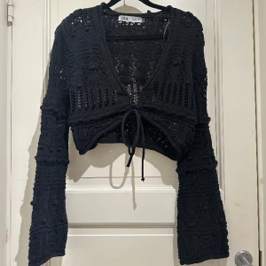 Stickad tröja  - Stickad tröja från zara, superfint men använder aldrig, använd 1 gång så helt i nyskick, köparen står för frakt 