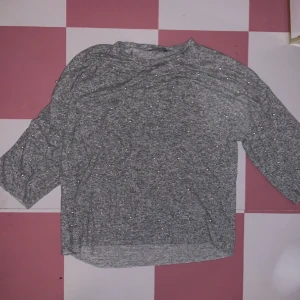 Zara stickad tröja - Säljer denna jätte mysiga tröja från zara med pärlor på.