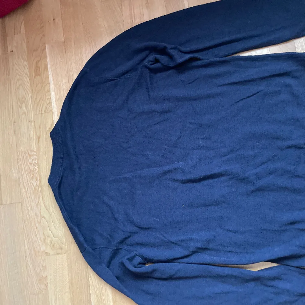 En otroligt mysig stickad tröja från Filippa k perfekt nu till vintern när det är kallt . Stickat.