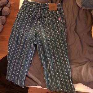Unika jeans med coolt mönster!!! Säljs pga för små för mig. 