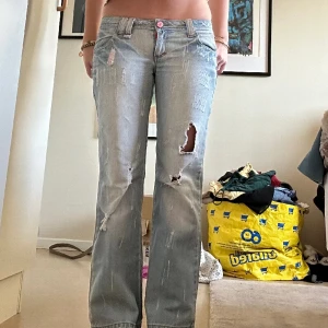 Jeans - Jättesnygga lågmidjade håliga jeans med fina detaljer, fint skick.
