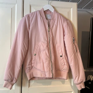 Bomberjacka - Rosa jacka i storlek Xs.