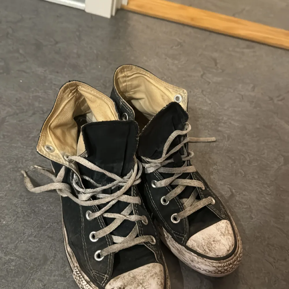 Mörkblå Converse i storlek 39. Väl använda. Kengät.