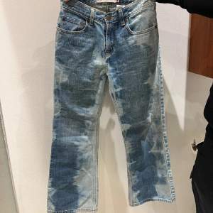 Säljer dessa så coola Levis jeans som tyvärr är försmå för mig😭  Så coola och verkligen gör en outfit unik 😍 Skriv vid intresse!! 