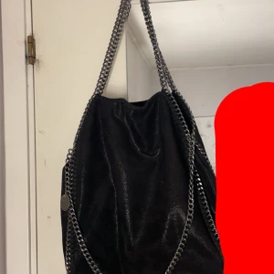 Väska  - Säljer denna jättefina väskan då jag har skaffat en ny 🥰passar perfekt som skolväska o kan få plats med allt möjligt. Den har också några små fickor i väskan. Den glittrar o glänser mycket 🔥🥰😍köpt i Chelsea ❤️