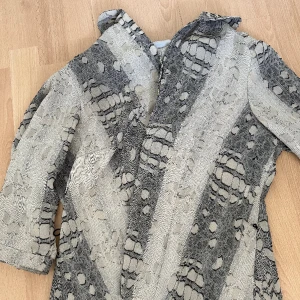 Orm skin skjorta  - Fake orm skin skjorta jättebra skick  Jätte fin och luftig