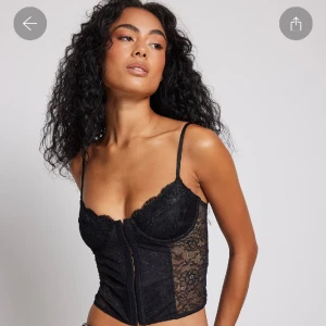 Svart spetstopp från nakd - Helt oanvänd spetstopp från nakd, säjer då den inte kommer till användning🥰