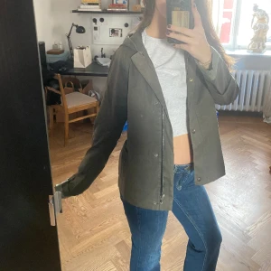 Perfekt vårjacka🤩🌟 - Perfekt jacka till våren🤩❤️ så snygg färg!!! Från HOPE🔥💛 storlek 40 passar s-L💖