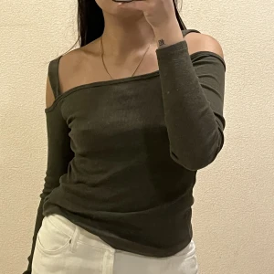 Ribbad grön tröja - Fin grön tröja köpt second hand! Aldrig använd. 50% bomull, 45% polyester och 5% elastin. Passar xs-m