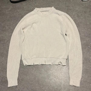 Distressed knit - Distressed knit. Croppad så passar M ock möjligtvis S