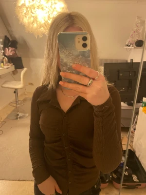 Långärmad topp - Denna är så snygg, jätte classy men kommer ej till användning, inköpt för cirka 300kr. Från bikbok