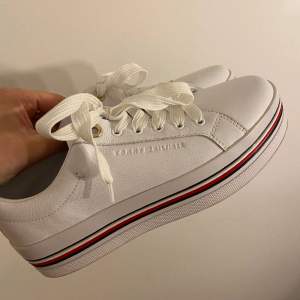 Vita Tommy Hilfiger Sneakers i storlek 40, helt oanvända. Om fler bilder önskas är det bara att skriva!  Vid snabb affär kan pris diskuteras!