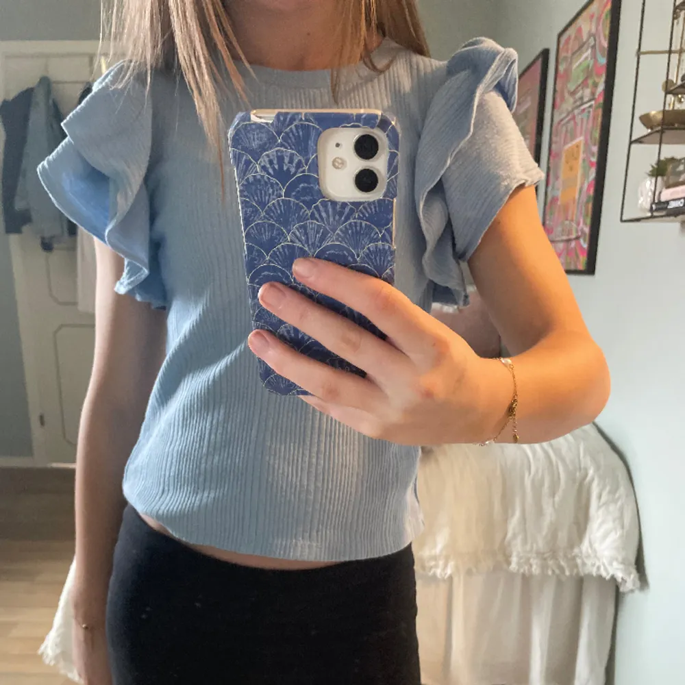 Jättefin blå volang tröja från Zara som är slutsåld!! Mycket efter traktad o väldigt fin!!💝🙌🏼 tröjan är i nyskick o endast använd ett fåtal gånger. . T-shirts.