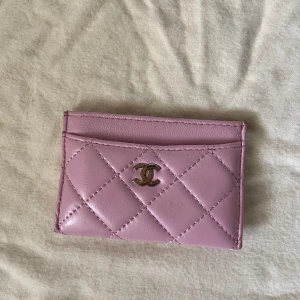 Korthållaren läder - Mjukt läder. Fin rosa färg. Tveka inte att höra av dig om du har några frågor 💕