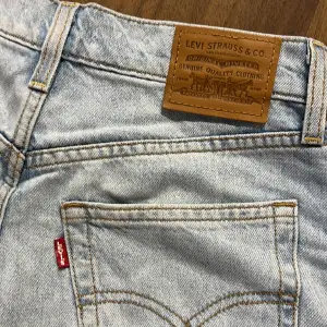 En ljusblå färg på Levi’s jeans. Supersnygga och sparsamt använda. Finns inga skråmor eller något sådant. Skriv vid frågor🌸pris kan diskuteras 