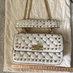 Liten väska läder - Fint skick. Avtagbar kedja. Läder.  Tveka inte att höra ev er om ni har fler frågor.💕