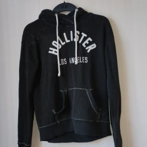 Svart Hollister tröja med luva  - Använd ett antal gånger, väldigt skönt material.    