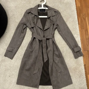 Kappa - Jättefin grå kappa från missäy i storlek xxs, passar perfekt nu till våren 🫶🏻🌷 Knappt använd och i vra skick, använd gärna ”köp nu” 🤍