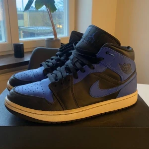 Jordan 1 mid hyper royal - Jordans i bra skick, förutom i skon där hälarna är lite slitna men inget som syns. Nypris 2500 kr. Men jag säljer för 1100 kr. 