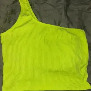 En neon gul off shoulder topp! Köpt för ett par år sedan, använd ett fåtal gånger, nyskick!🩷