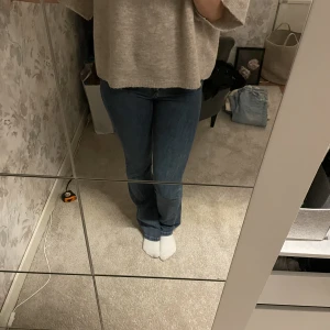 Jeans - Mid raise bootcut jeans från mango. Använda fåtal gånger Innebenslängden är 84 cm💙