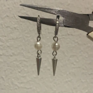 Silver örhängen med nitar - Jätte fina egengjorda silver örhängen med nitar. 😍   